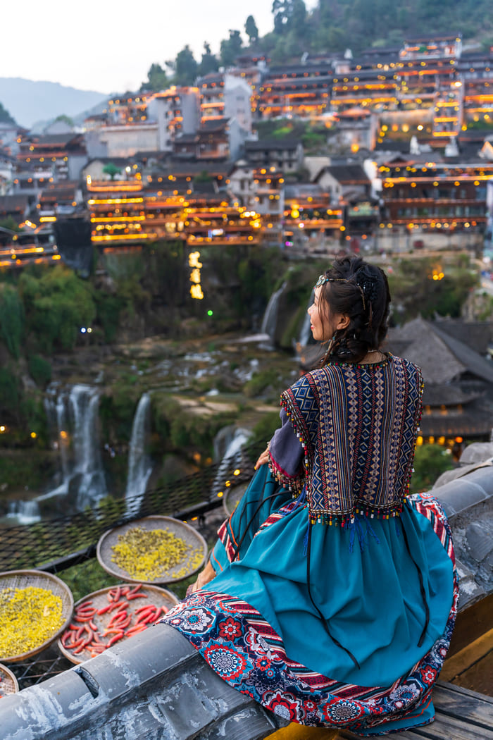 Chica observand lo majestuosos de china