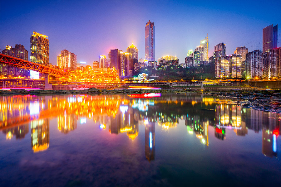 edificos iluminados en la noche en Chongqing