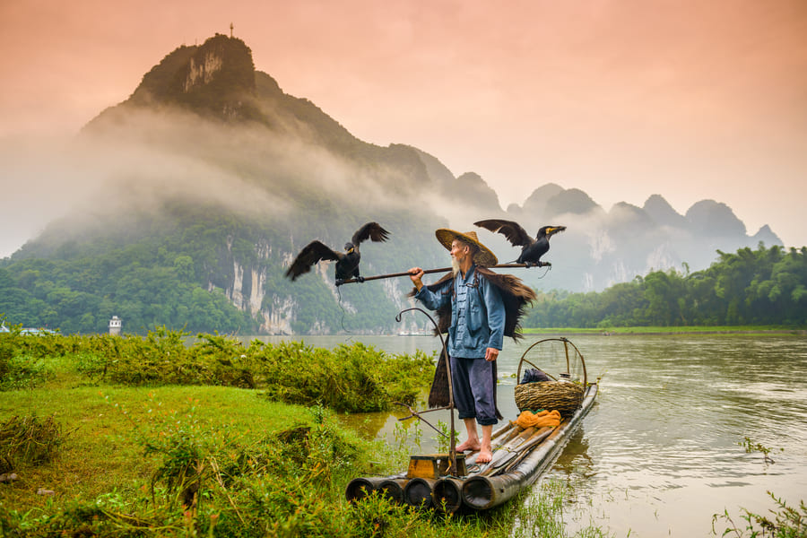 hyangushuo cormoran hombre con fondo paisaje karstico